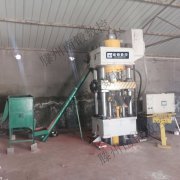 牛羊舔磚壓力機牛羊營養(yǎng)舔磚生產(chǎn)過程