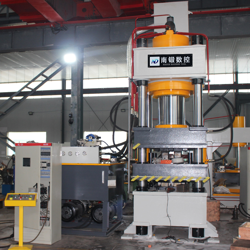 630噸四梁四柱鹽磚油壓機-630t牛羊舔磚油壓機正規操作